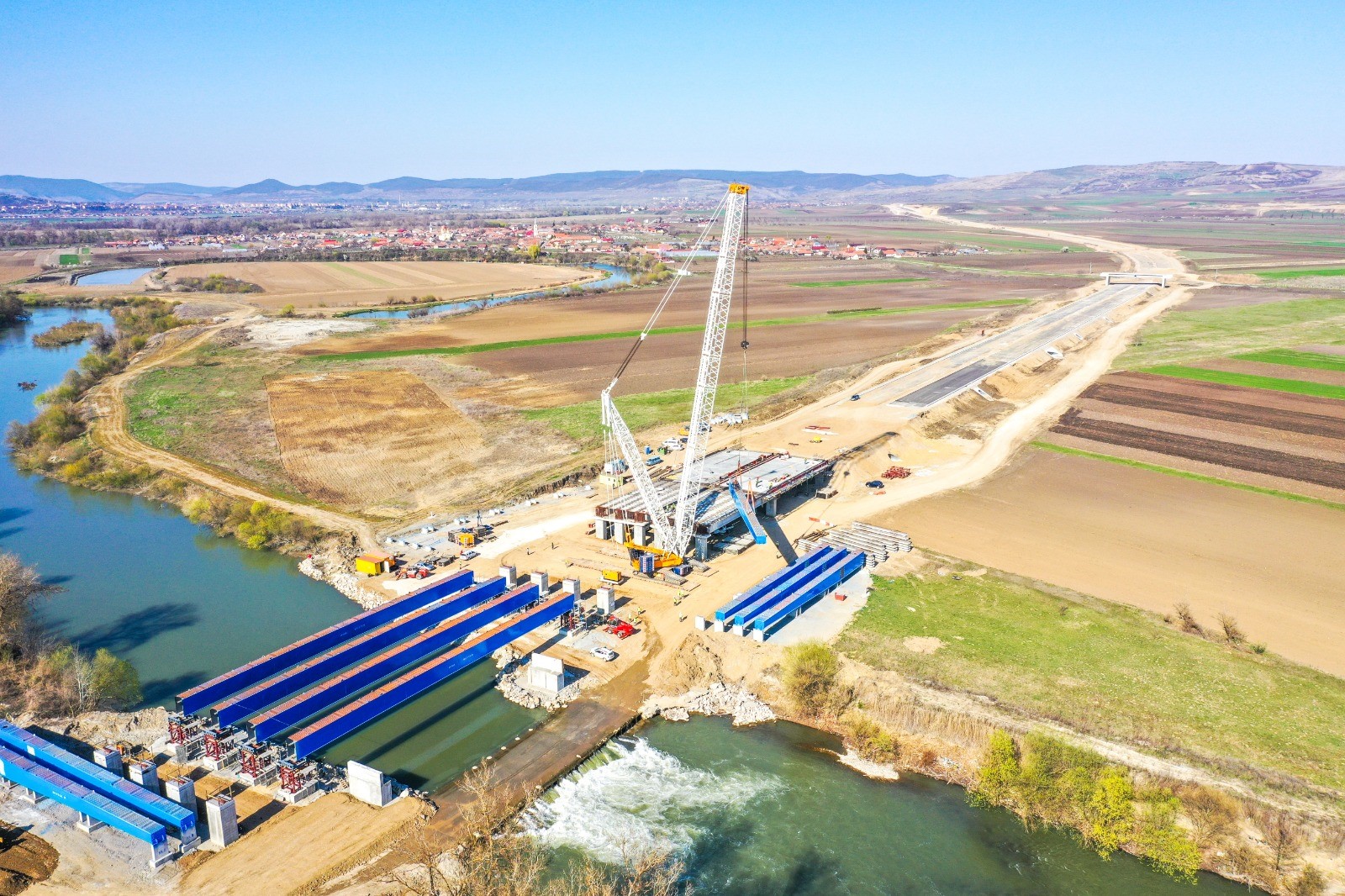LIBERTY Galați steel now being fitted to the bridges over the Mureș River